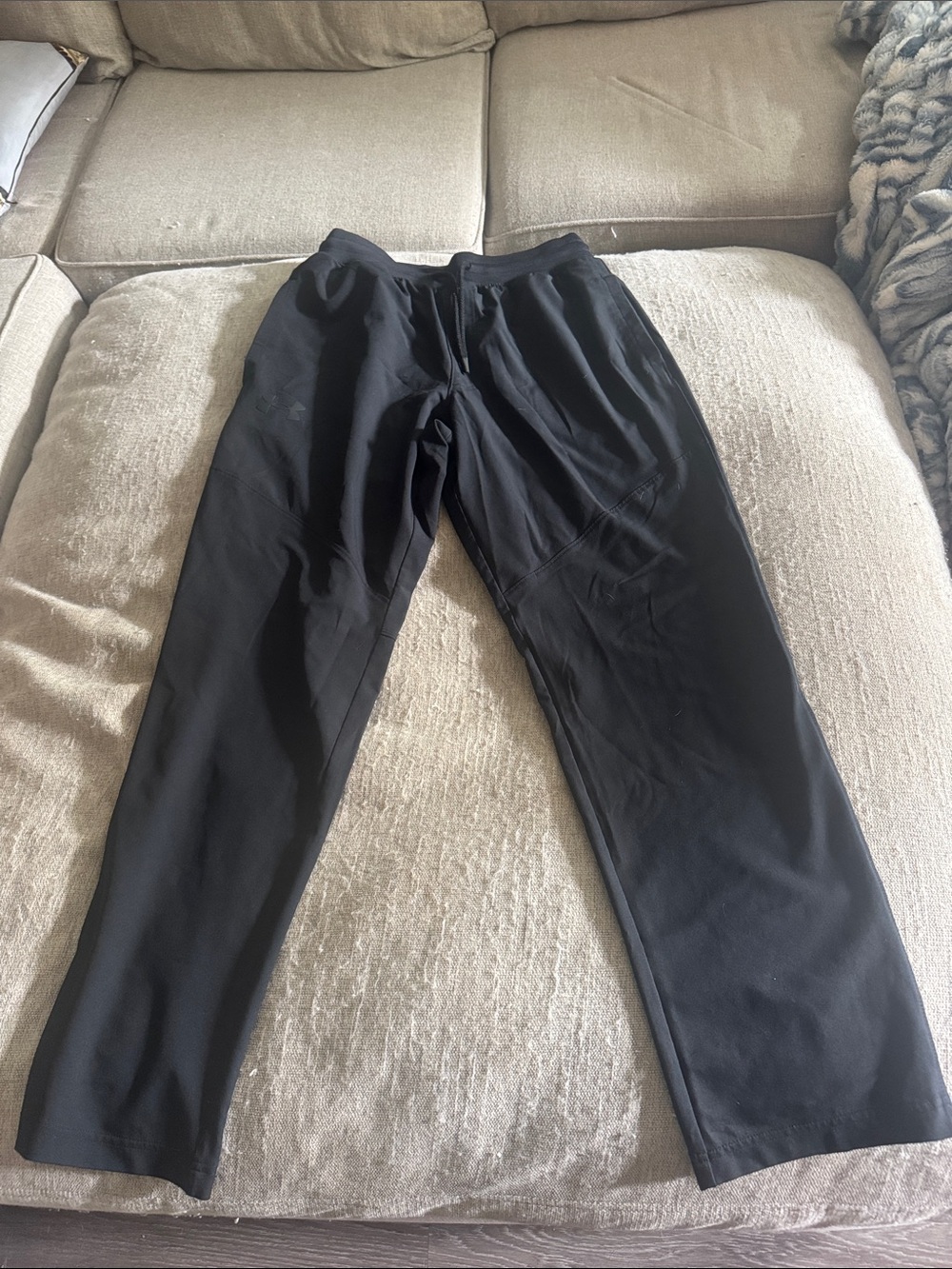 Men’s Black Under Armor Loose Cargo Pants